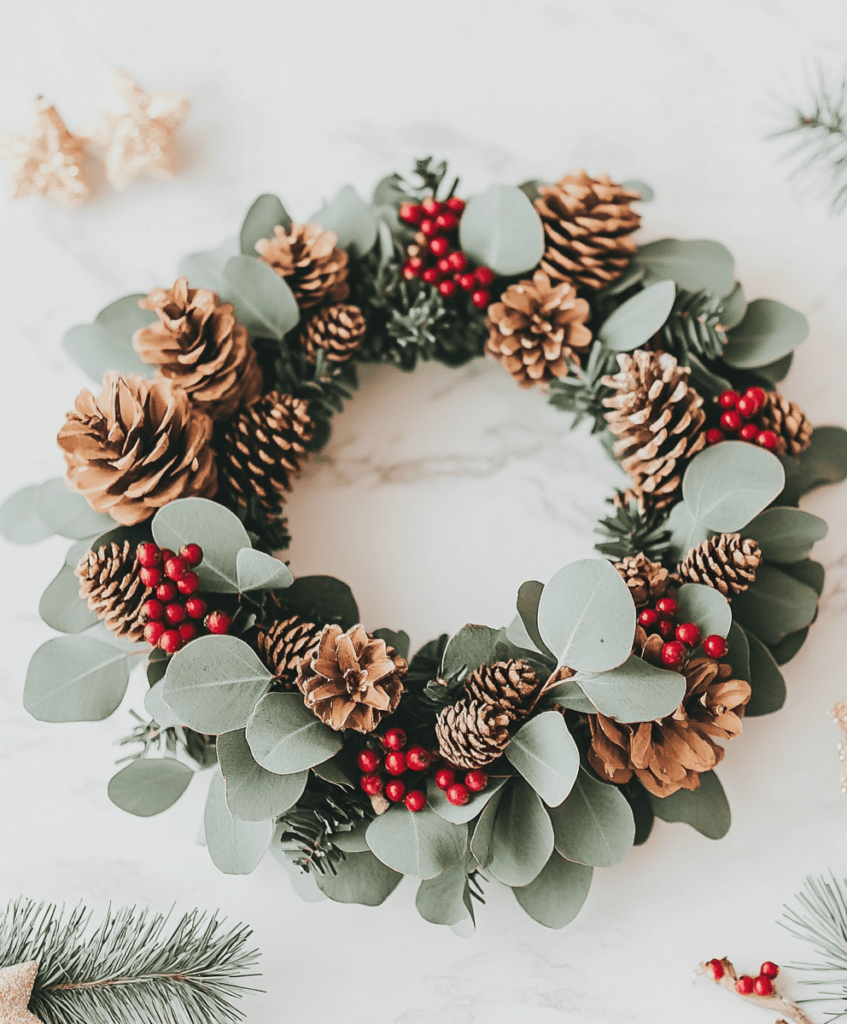 Natürlicher Adventskranz mit Beeren und Zapfen