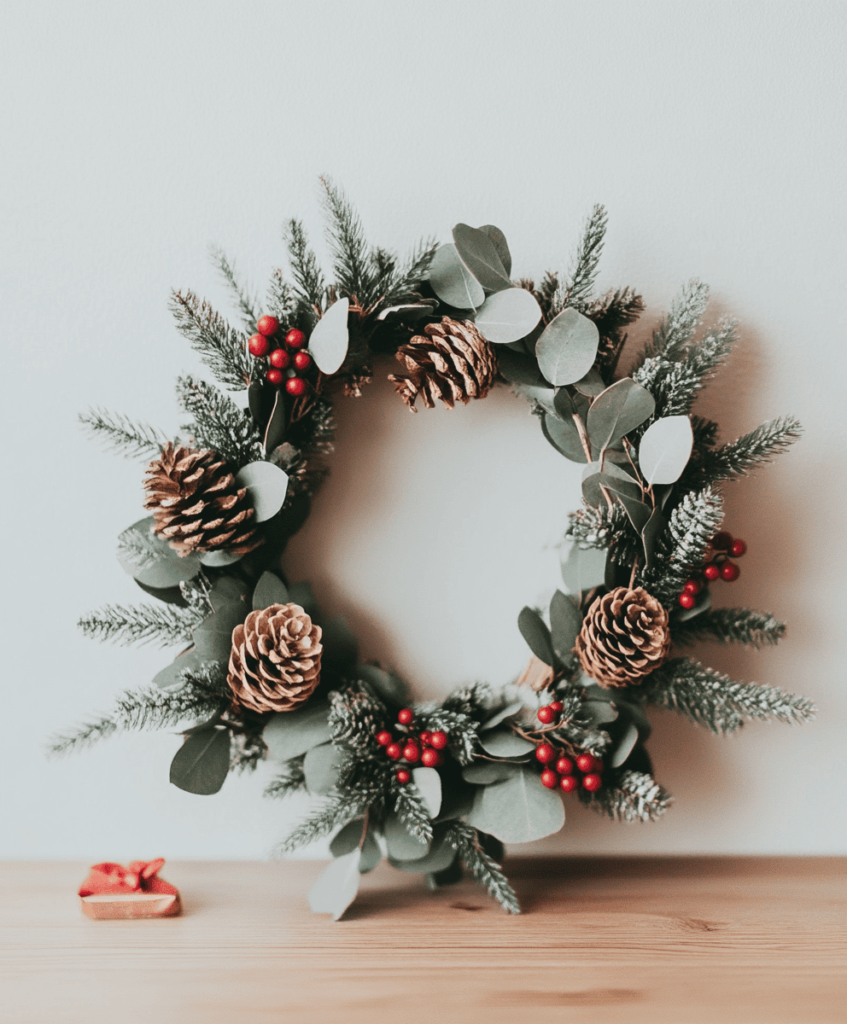 Natürlicher Adventskranz mit Beeren und Zapfen